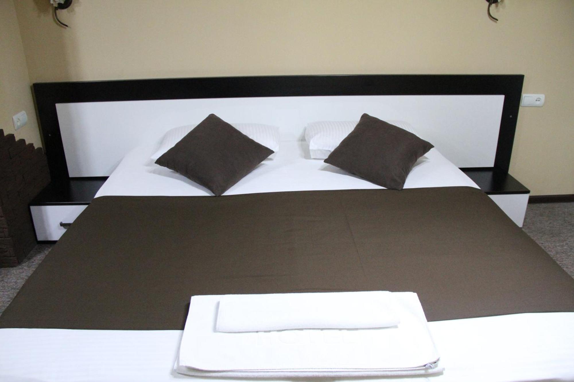 Hotel Diplomat Tiflis Habitación foto